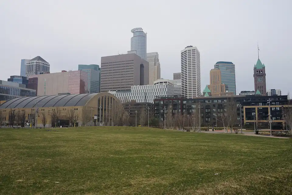 The city skyline and The Commons in Minneapolis, Minnesota (United States).